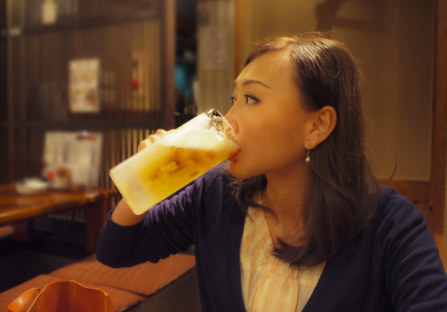 ビールを飲む女性