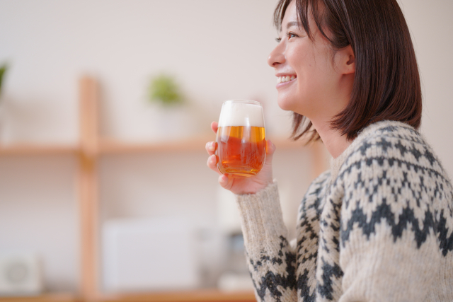 ビールを飲む女性