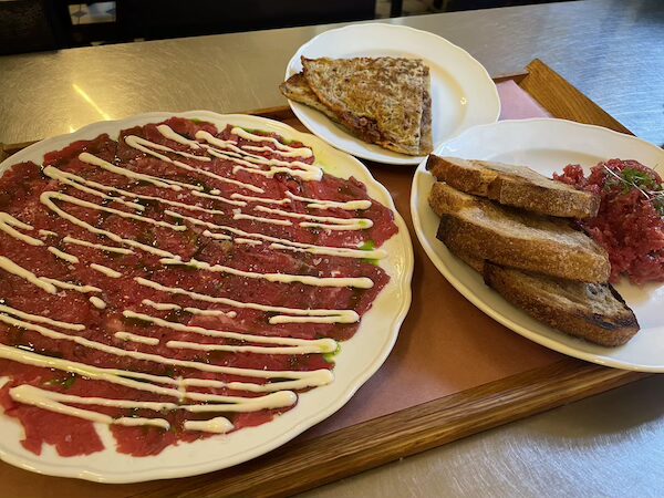 チェコ・プラハの有名店カンティーナの生肉料理
