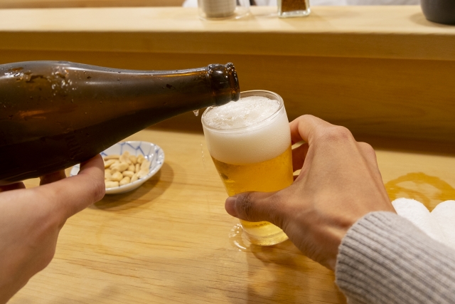 瓶ビールを注ぐシーン