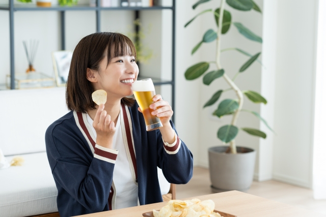 ビールを飲む若い女性