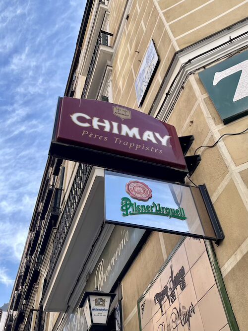 ヨーロッパ(スペイン)の街角にてシメイビールの看板