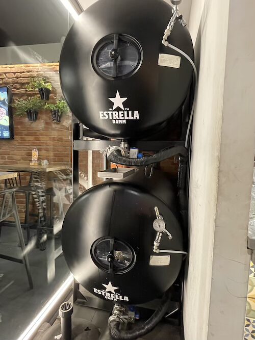 スペイン・マドリードの街角の飲み屋にエストレージャ・ダムの大きな樽！