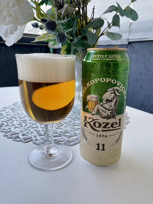 緑のラベルのKozel 11