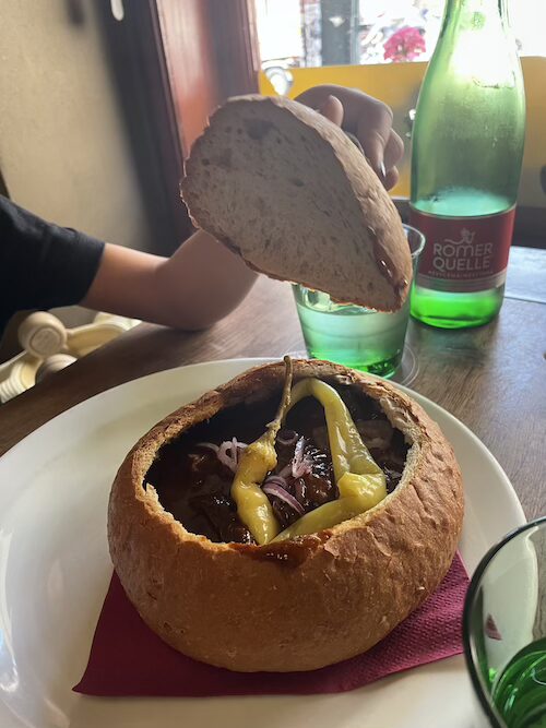 グラーシュ（元はハンガリー発祥の煮込み料理）