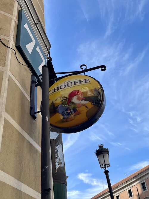 ヨーロッパの街角にラ・シュフ/ La Chouffeの看板