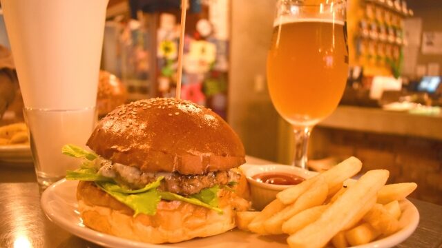ハンバーガーとビール