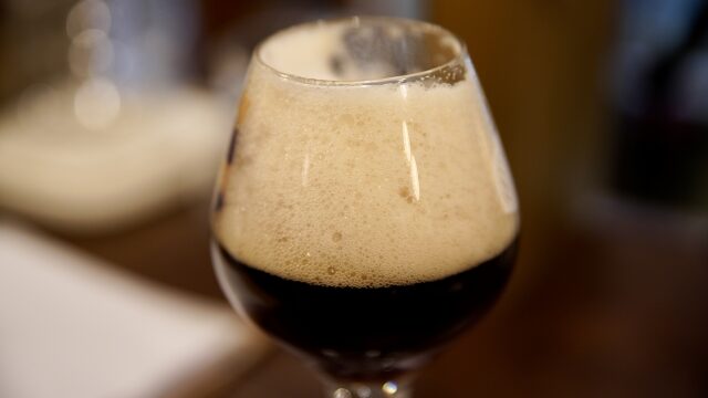ワイングラスに入った黒ビール