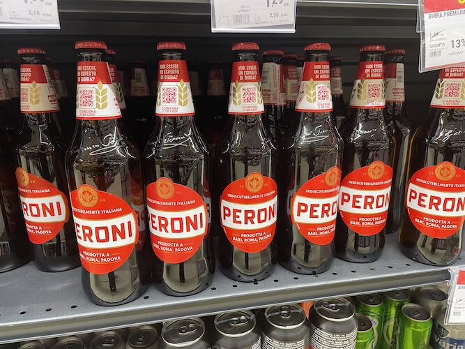 赤のPERONI(ペローニ・レッド)の売り場