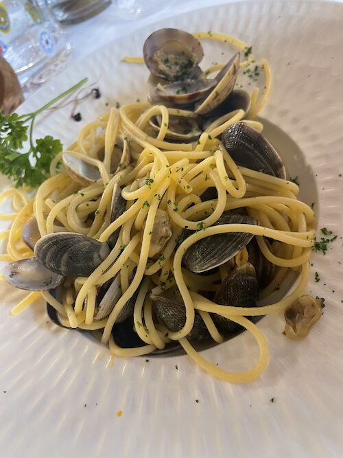 モレッティの生ビールと一緒に食べたボンゴレ
