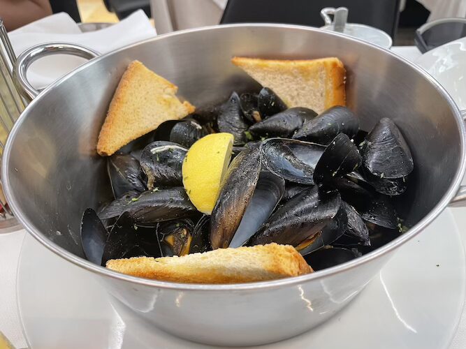 Paulaner(パウラナー)ミュンヘナーヘルと一緒に食べたムール貝