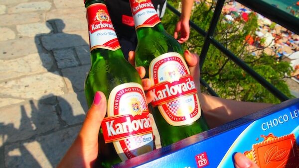 クロアチア旅行で友人と飲んだKarlovačko