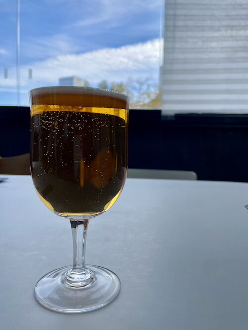 バルコニーで楽しむホフブロイのオクトーバーフェストビア